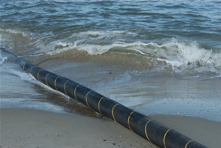 Cable submarino emergiendo en la costa